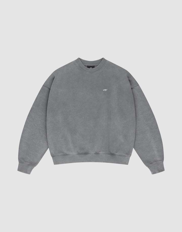 The LIVE FAST DIE YOUNG Basic Chest Sweater is an oversized light gray crewneck made from soft Baumwolle, featuring long sleeves, ribbed cuffs, hem, collar, and a small white LIFE logo on the left chest. | plain