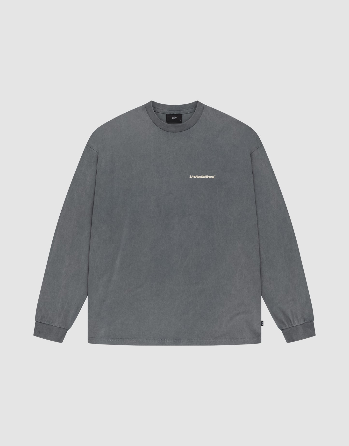 The LIVE FAST DIE YOUNG Basic Longsleeve is an oversize fit, faded gray, long-sleeve t-shirt with a crew neck and small white logo on the chest, made from 100% Baumwolle, shown flat on a light gray background.