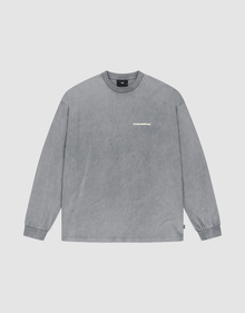 The Basic Longsleeve by LIVE FAST DIE YOUNG is a gray, oversize fit crewneck with long sleeves, ribbed cuffs, a washed texture, and small white logo on the chest. Made from 100% Baumwolle and shown on a plain light background. | plain
