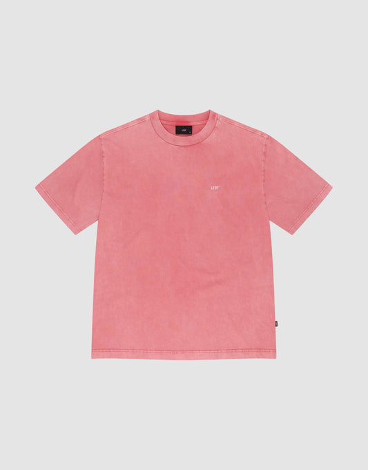 The Basic Evidence Tee by LIVE FAST DIE YOUNG is a short-sleeve, faded pink crewneck T-shirt with small white text on the left chest, made from 100% Baumwolle and shown on a light background.