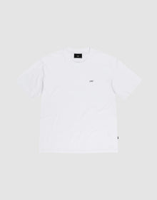 The LIVE FAST DIE YOUNG Basic Chest Tee is a regular fit, short-sleeve white T-shirt made from 100% Baumwolle with a small black UDF logo on the left chest, shown flat on a light gray background. | plain