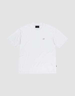 The LIVE FAST DIE YOUNG Basic Chest Tee is a regular fit, short-sleeve white T-shirt made from 100% Baumwolle with a small black UDF logo on the left chest, shown flat on a light gray background. | plain