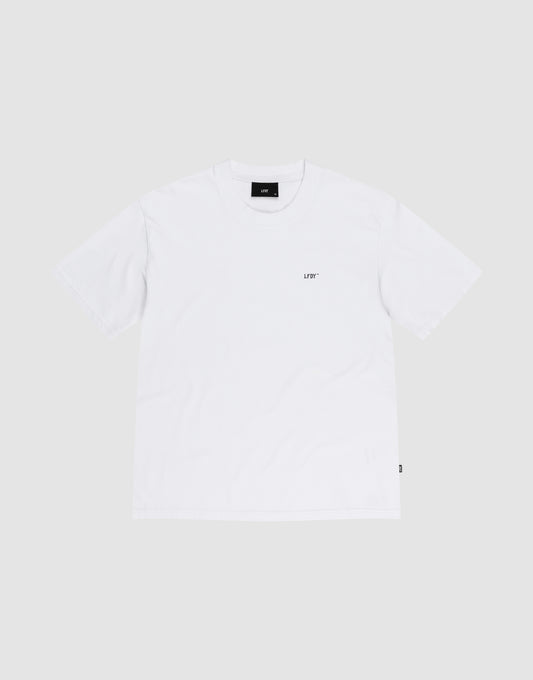 The LIVE FAST DIE YOUNG Basic Chest Tee is a regular fit, short-sleeve white T-shirt made from 100% Baumwolle with a small black UDF logo on the left chest, shown flat on a light gray background. | plain
