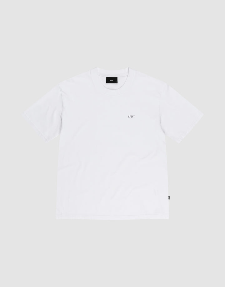 The LIVE FAST DIE YOUNG Basic Chest Tee is a regular fit, short-sleeve white T-shirt made from 100% Baumwolle with a small black UDF logo on the left chest, shown flat on a light gray background. | plain