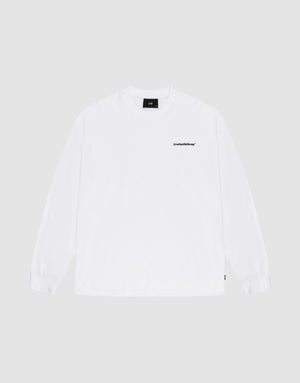 The Basic Longsleeve by LIVE FAST DIE YOUNG is an oversize white 100% Baumwolle T-shirt with a small black logo-print on the left chest, shown against a light gray background. | plain