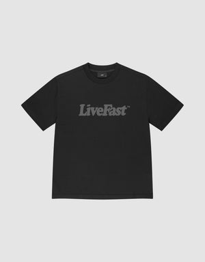 The LIVE FAST DIE YOUNG Basic Tee is a black, oversize fit t-shirt made from 100% Baumwolle, featuring "LiveFast" in bold gray letters across the chest and shown on a plain light gray background. | plain