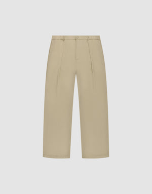 Die Wide Casual Pants von LIVE FAST DIE YOUNG in Beige mit hohem Bund, Frontfalten, Seitentaschen und Knopfverschluss vor weißem Hintergrund. | plain