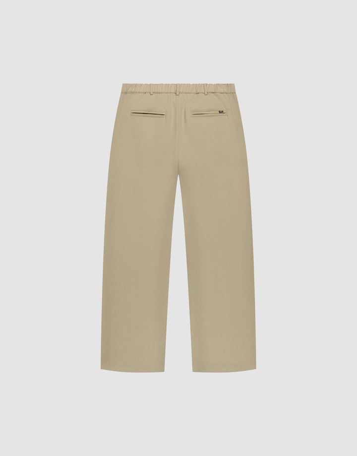 LIVE FAST DIE YOUNG Wide Casual Pants in Beige, Wide Fit, elastischer Bund, zwei seitliche Taschen, zwei Paspel-Rückentaschen und kleiner Reißverschluss an der rechten Tasche – flach auf hellem Hintergrund präsentiert.