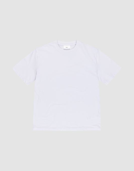 The LFDY Slim Tee by LIVE FAST DIE YOUNG, made from soft Baumwolle Elasthan in a slim fit, is displayed flat on a light gray background with a subtle Flag-Label at the hem. | plain