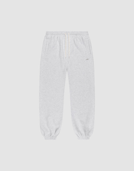 The LIVE FAST DIE YOUNG Basic Loose Jogger features light gray fabric, an Elastik-Bund waistband with white drawstring, side pockets, and elastic cuffs. The soft material and loose fit offer comfort for casual or athletic wear. | plain