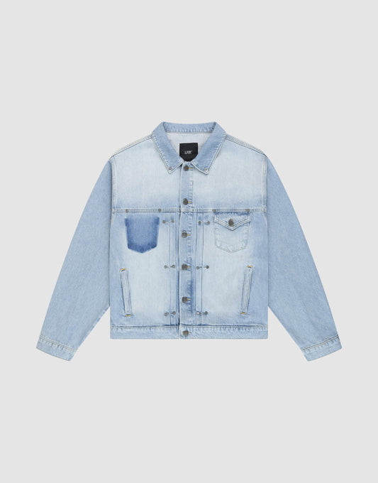 Die LFDY Trucker Jacket von LIVE FAST DIE YOUNG aus hellblauem Denim mit Kragen, Metallknöpfen, Nieten-Details, zwei Brusttaschen (eine mit ausgewaschenem Patch) und zwei Seitentaschen vor weißem Hintergrund. | plain