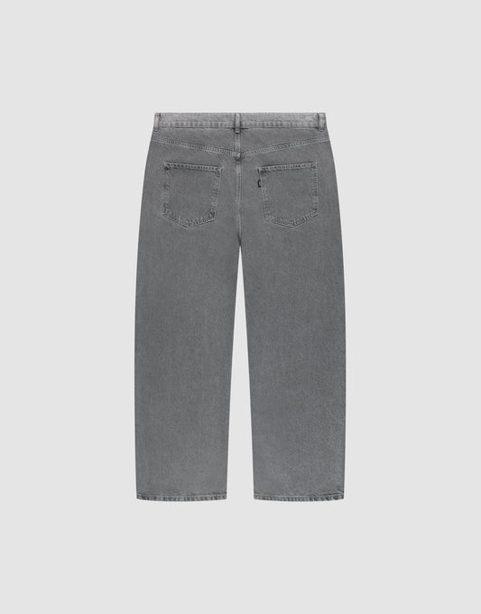 Back view of LIVE FAST DIE YOUNG LFDY Baggy Denim in gray, featuring gerades Bein, two rear pockets, and made from 100% Baumwolle, displayed against a plain white background.