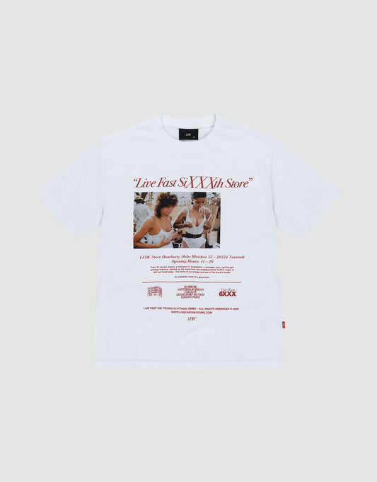 The LFDY SiXXXth Store Tee by LIVE FAST DIE YOUNG is an oversize white t-shirt with a vintage-style photo of two women laughing, the red “Live Fast SiXXth Store” logo above, red text below, and made from 100% Baumwolle.| plain 