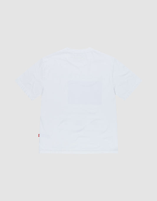 The LIVE FAST DIE YOUNG LFDY SiXXXth Store Tee is an oversized, plain white short-sleeve T-shirt made from 100% Baumwolle, shown from the back with a small red tag on the left seam near the hem and no other visible designs.