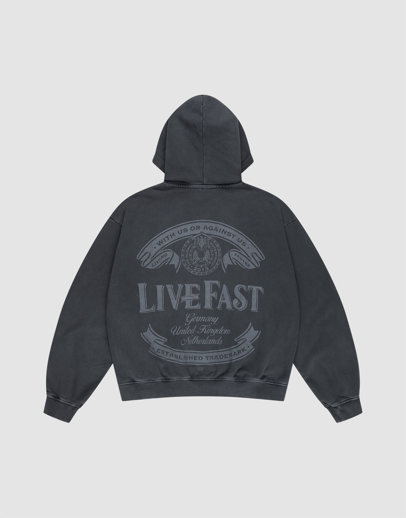 The LFDY Loyal Hooded Zip by LIVE FAST DIE YOUNG is a dark gray oversized hoodie with a large back graphic—two eagle heads, circular emblem, "LIVE FAST" text, and vintage banners. Made from 100% Baumwolle with cool vintage wash.
