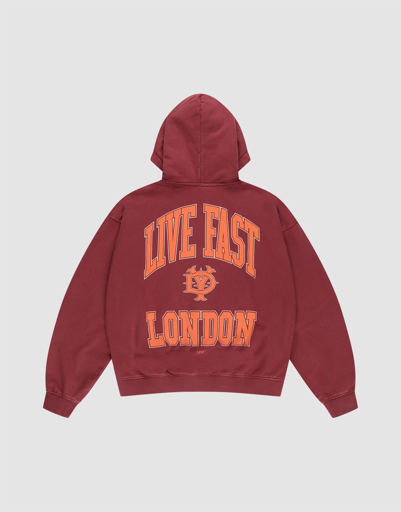 The LIVE FAST DIE YOUNG "Live Fast London Hooded Zip" is a maroon, oversized 100% Baumwolle hoodie with a hood and large orange “LIVE FAST LONDON” text plus an emblem on the back. Shown on a plain white background.