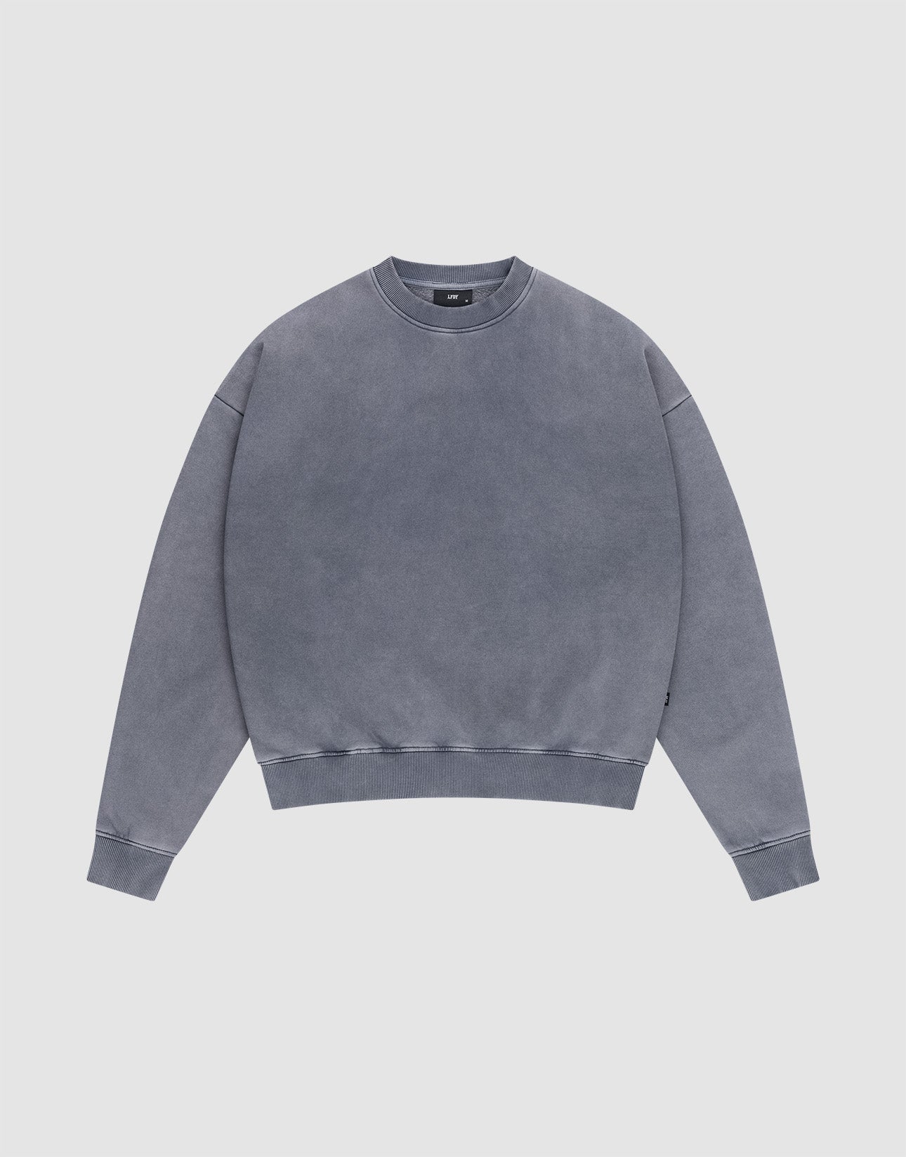 The LIVE FAST DIE YOUNG Basic Blank Sweater, a washed gray, long-sleeve crewneck in Baumwolle, is laid flat on a light background, showcasing its simple vintage-washed style and casual design.