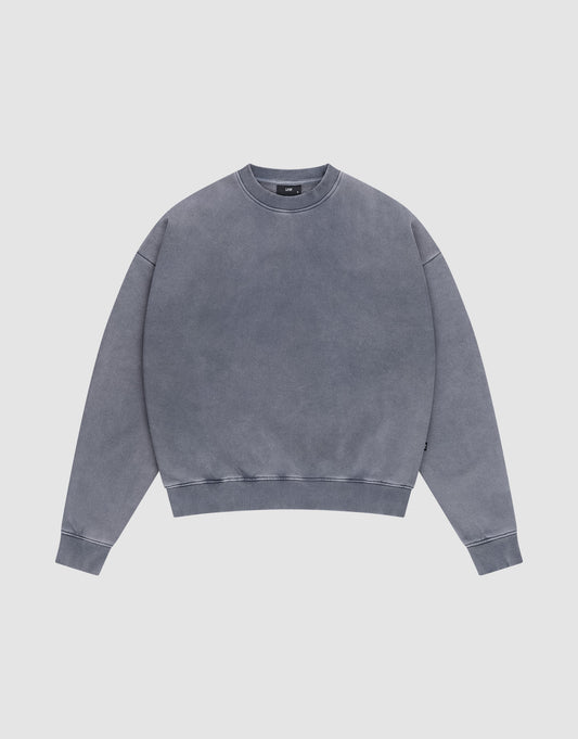The LIVE FAST DIE YOUNG Basic Blank Sweater, a washed gray, long-sleeve crewneck in Baumwolle, is laid flat on a light background, showcasing its simple vintage-washed style and casual design. | plain