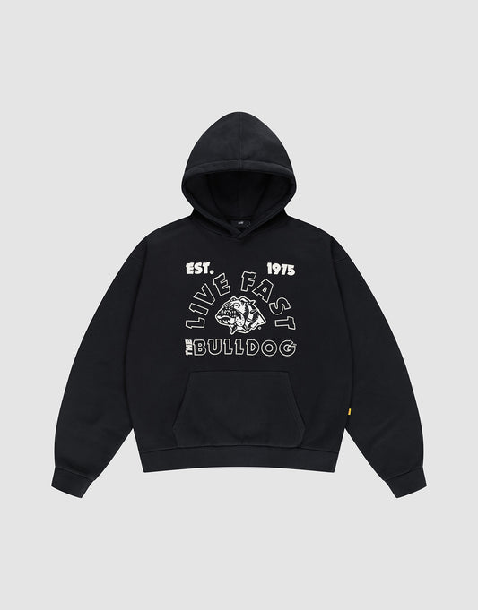 The LFDY The Bulldog Hooded by LIVE FAST DIE YOUNG is an oversized black hoodie with front artwork featuring a bulldog graphic, "LIVE FAST, THE BULLDOG," and "EST. 1975." Made from 100% Baumwolle and shown on a light gray background. | plain
