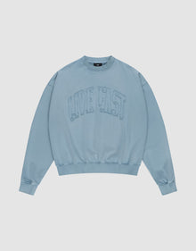 The Ripped College Sweater by LIVE FAST DIE YOUNG is a light blue, oversized crewneck with ribbed cuffs and hem, “LIVE FAST” embroidered boldly across the chest. Made from 100% Baumwolle with a vintage wash for extra comfort. | plain
