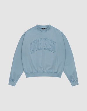 The Ripped College Sweater by LIVE FAST DIE YOUNG is a light blue, oversized crewneck with ribbed cuffs and hem, “LIVE FAST” embroidered boldly across the chest. Made from 100% Baumwolle with a vintage wash for extra comfort. | plain