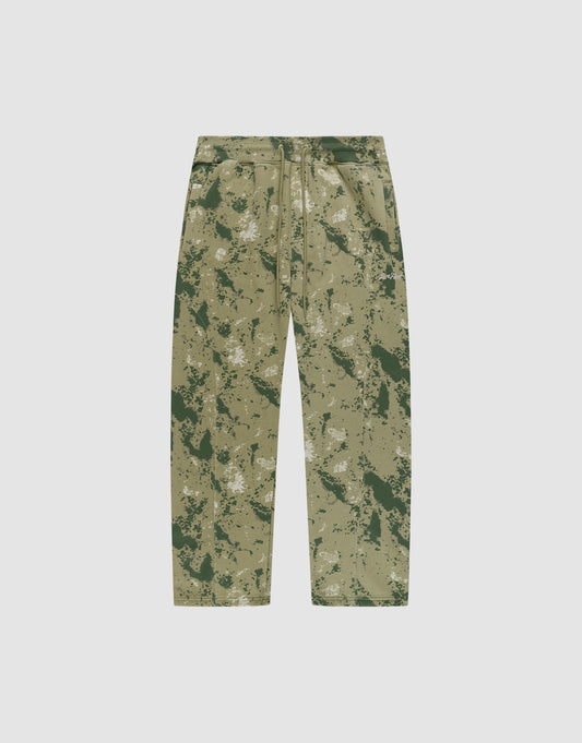 The LIVE FAST DIE YOUNG Camo Wide Jogger features a green and beige camouflage print, wide fit, and breiter Elastikbund. Made from soft Baumwolle, it's shown flat on a plain white background.