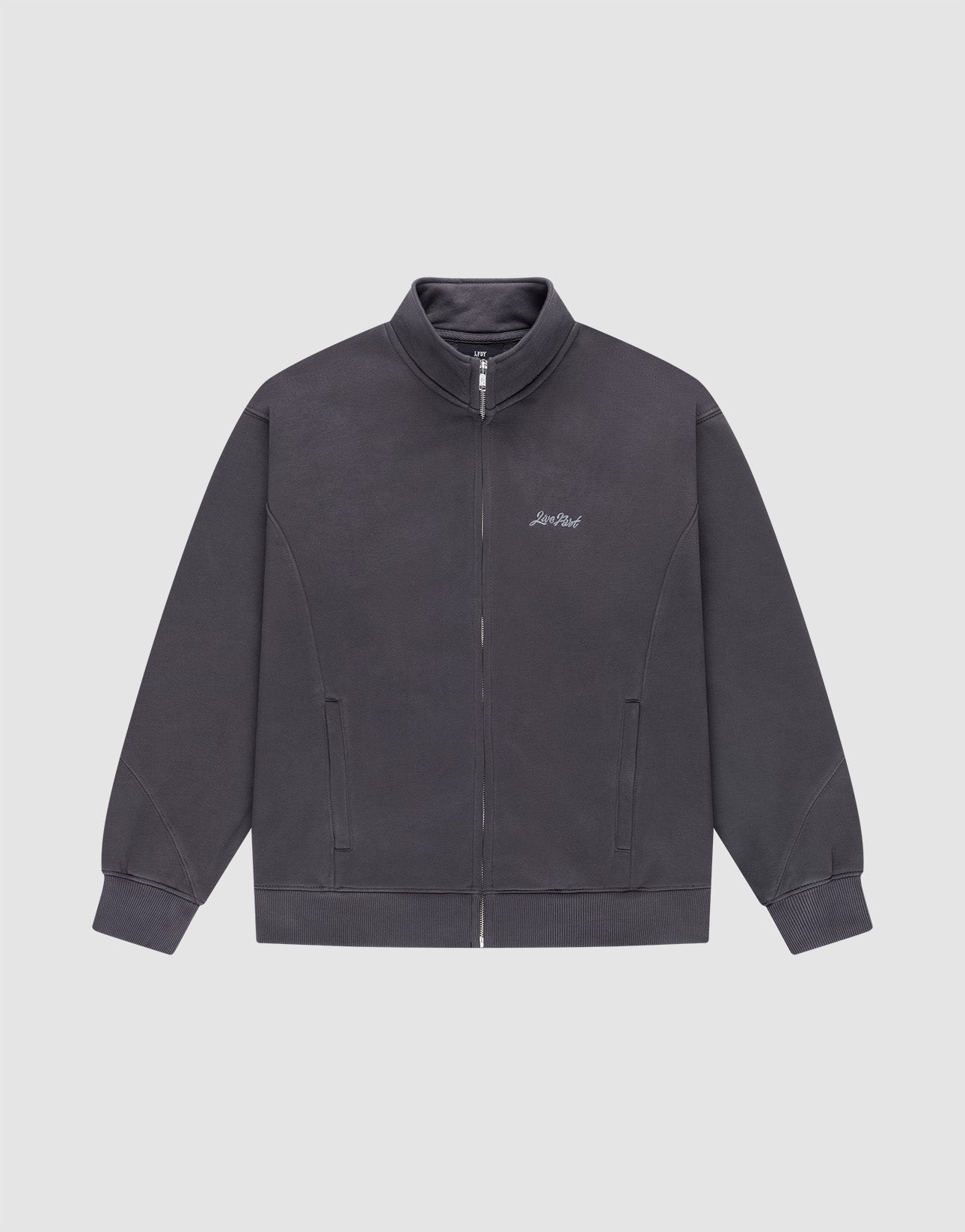 The LIVE FAST DIE YOUNG Sweatsuit Jacket is a dark gray regular fit zip-up with a Stehkragen, side pockets, ribbed cuffs, and a subtle logo-stick embroidered on the left chest, shown on a plain white background.