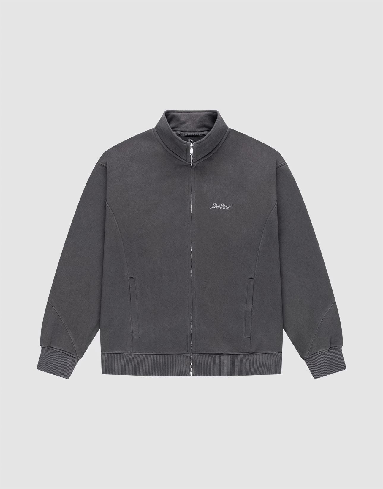 The LIVE FAST DIE YOUNG Sweatsuit Jacket is a dark gray regular fit zip-up with a Stehkragen, side pockets, ribbed cuffs, and a subtle logo-stick embroidered on the left chest, shown on a plain white background. | plain