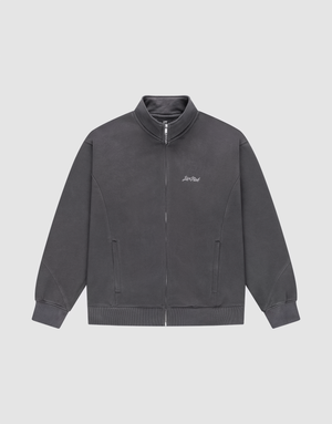The LIVE FAST DIE YOUNG Sweatsuit Jacket is a dark gray regular fit zip-up with a Stehkragen, side pockets, ribbed cuffs, and a subtle logo-stick embroidered on the left chest, shown on a plain white background. | plain