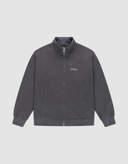 The LIVE FAST DIE YOUNG Sweatsuit Jacket is a dark gray regular fit zip-up with a Stehkragen, side pockets, ribbed cuffs, and a subtle logo-stick embroidered on the left chest, shown on a plain white background. | plain