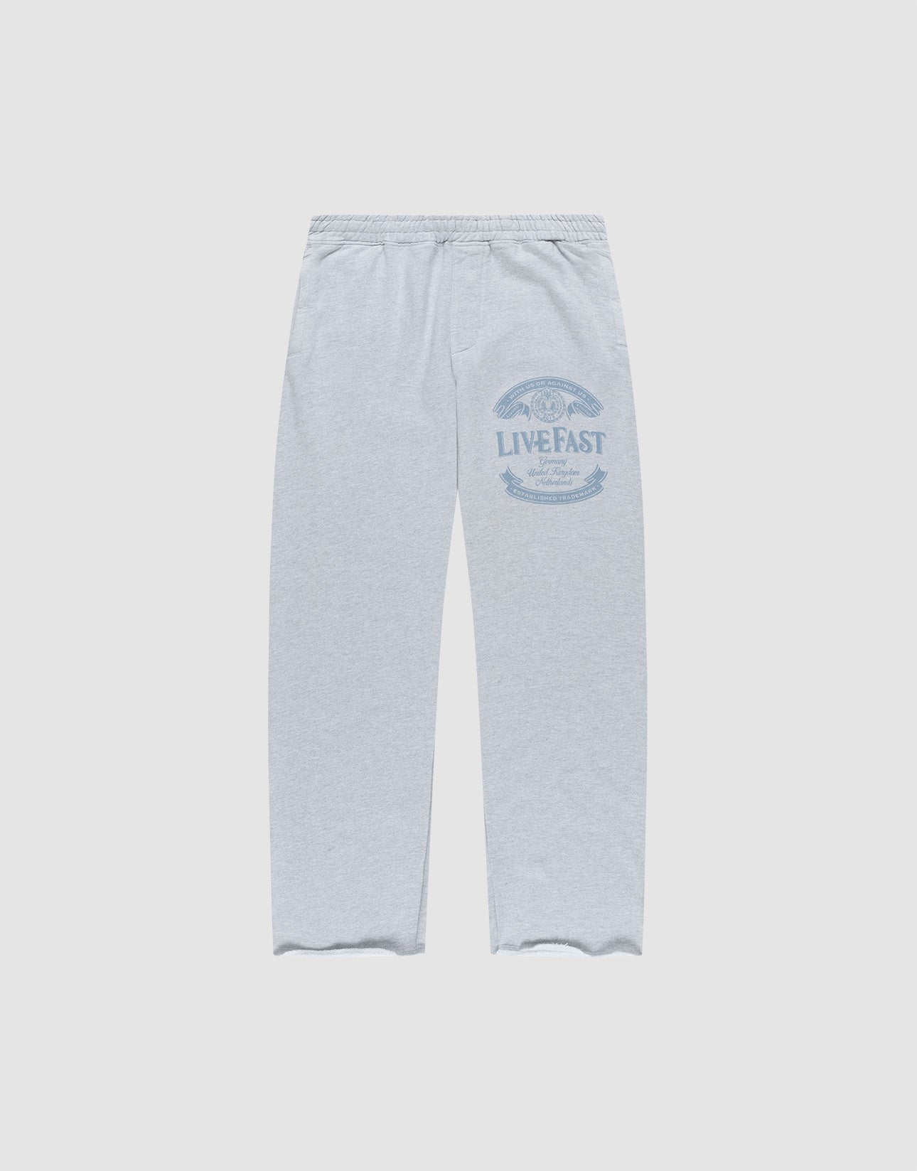 The Loyal Wide Jogger by LIVE FAST DIE YOUNG features a light grey color, Elastik-Bund waist, wide fit, and blue LIVE FAST graphic on the upper left thigh. Made from Baumwolle, shown flat on a white background.