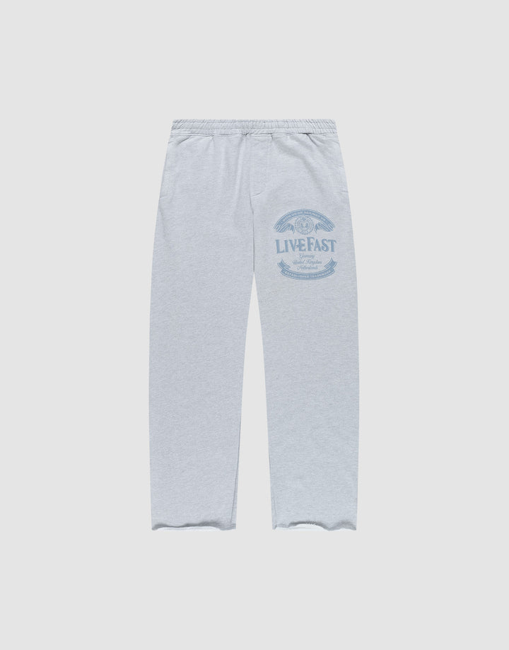 The Loyal Wide Jogger by LIVE FAST DIE YOUNG features a light grey color, Elastik-Bund waist, wide fit, and blue LIVE FAST graphic on the upper left thigh. Made from Baumwolle, shown flat on a white background. | plain