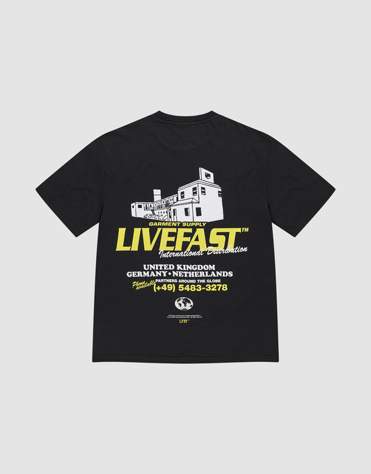 The LFDY Supply Tee by LIVE FAST DIE YOUNG is an oversized black T-shirt featuring a building front print, bold yellow LIVE FAST™ text, and white/yellow supply details. Made from 100% Baumwolle. | plain