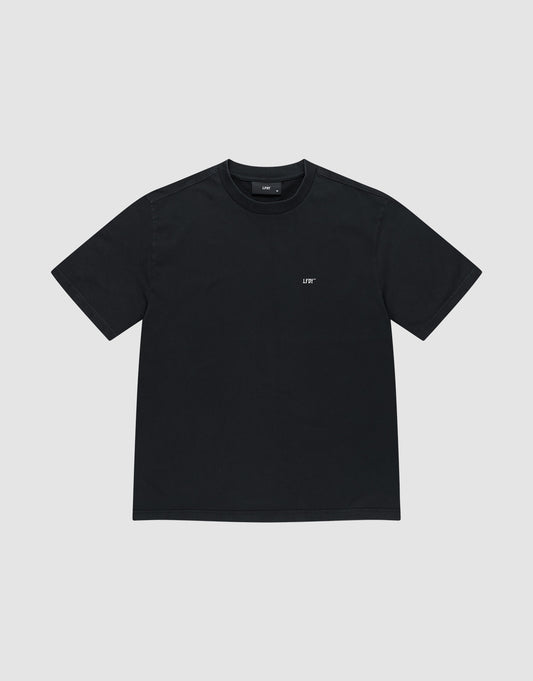 The Everybody Eats Tee by LIVE FAST DIE YOUNG is a black, short-sleeve oversize fit shirt in 100% Baumwolle. Displayed on a light gray background, it features a minimalist look with a small white LIVN logo on the chest.