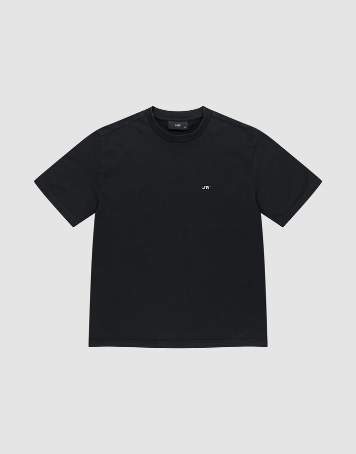 The Everybody Eats Tee by LIVE FAST DIE YOUNG is a black, short-sleeve oversize fit shirt in 100% Baumwolle. Displayed on a light gray background, it features a minimalist look with a small white LIVN logo on the chest.
