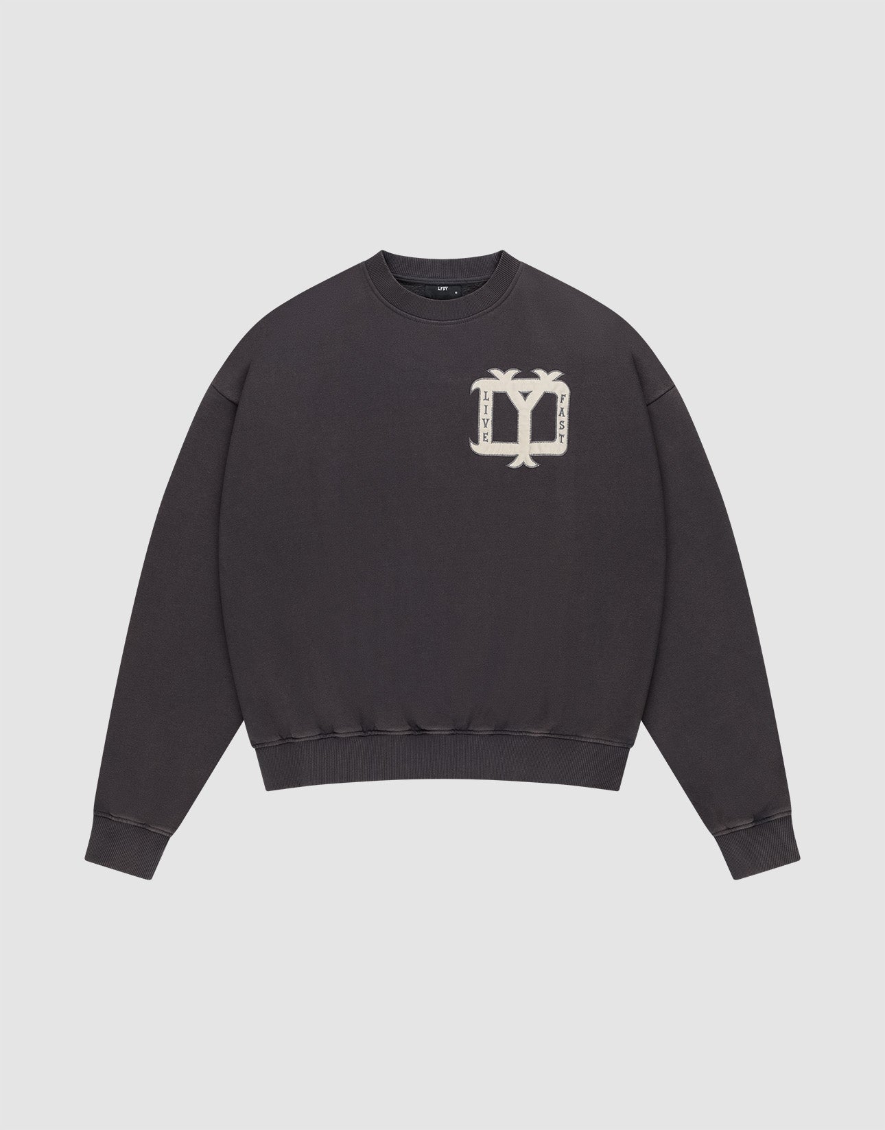 Ein schwarzer "Live Fast DY Sweater" von LIVE FAST DIE YOUNG aus Baumwolle mit beiger Vintage-Grafik (zwei Palmen, gespiegelter Text) auf der linken Brust vor weißem Hintergrund. | plain