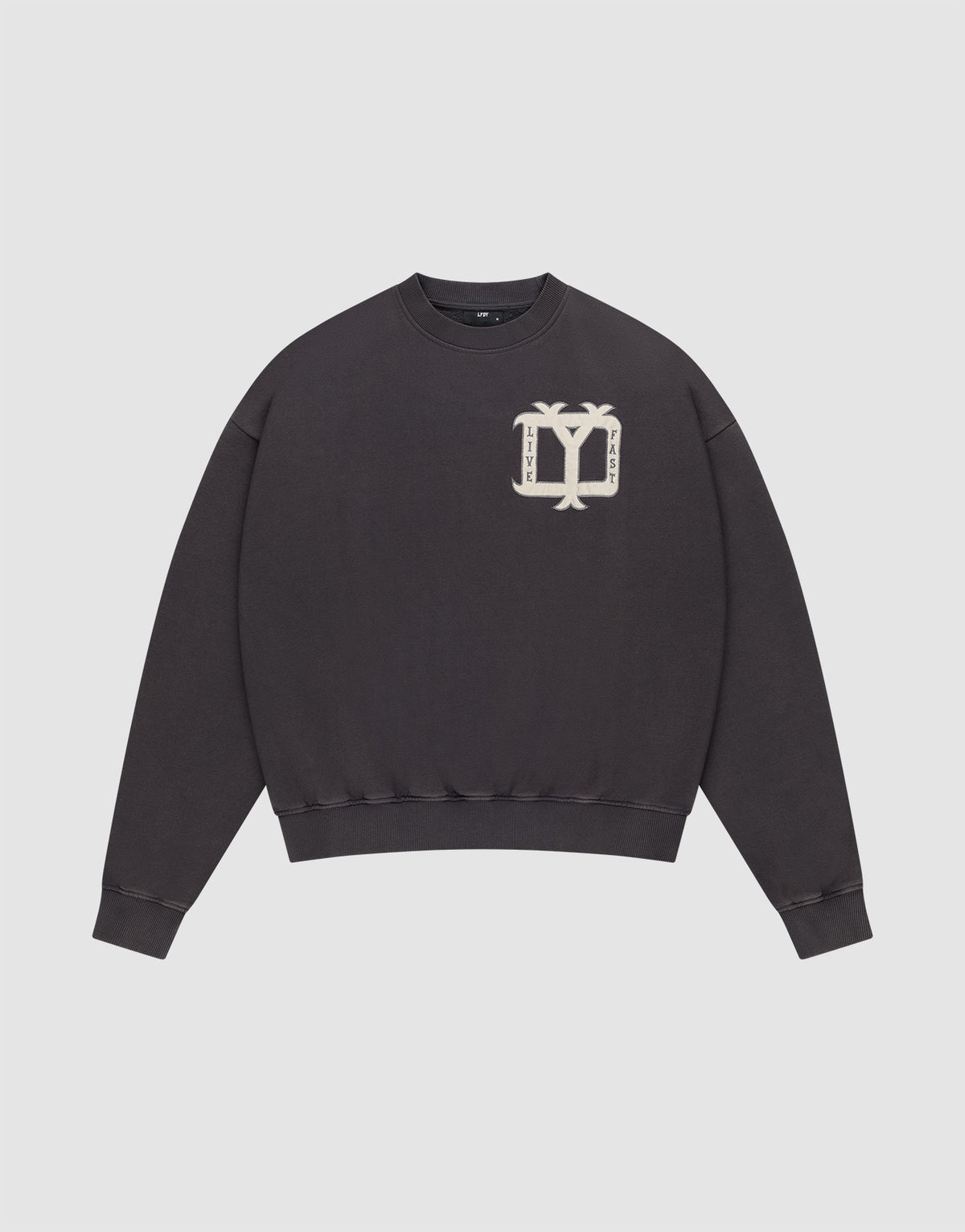 Ein schwarzer "Live Fast DY Sweater" von LIVE FAST DIE YOUNG aus Baumwolle mit beiger Vintage-Grafik (zwei Palmen, gespiegelter Text) auf der linken Brust vor weißem Hintergrund. | plain
