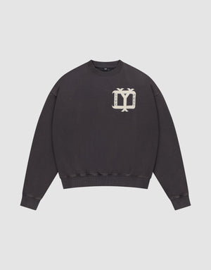 Ein schwarzer "Live Fast DY Sweater" von LIVE FAST DIE YOUNG aus Baumwolle mit beiger Vintage-Grafik (zwei Palmen, gespiegelter Text) auf der linken Brust vor weißem Hintergrund. | plain