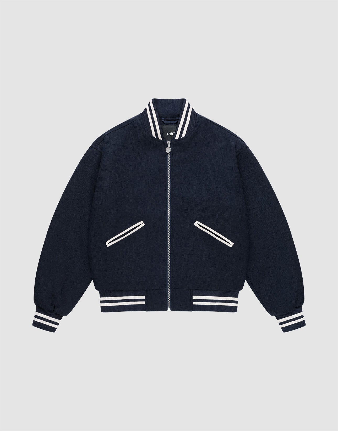 The Live Fast College Jacket by LIVE FAST DIE YOUNG is a navy varsity jacket with white striped ribbed collar, cuffs, and hem, a DY-Reißverschluss front zipper, and two diagonal zippered pockets with white trim on a light gray background.