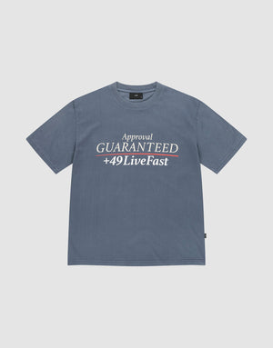 The LFDY Guaranteed Tee by LIVE FAST DIE YOUNG is a blue regular fit short-sleeve t-shirt made from 100% Baumwolle, featuring a bold white front print: Approval GUARANTEED +49 LiveFast, with "GUARANTEED" underlined in red. | plain
