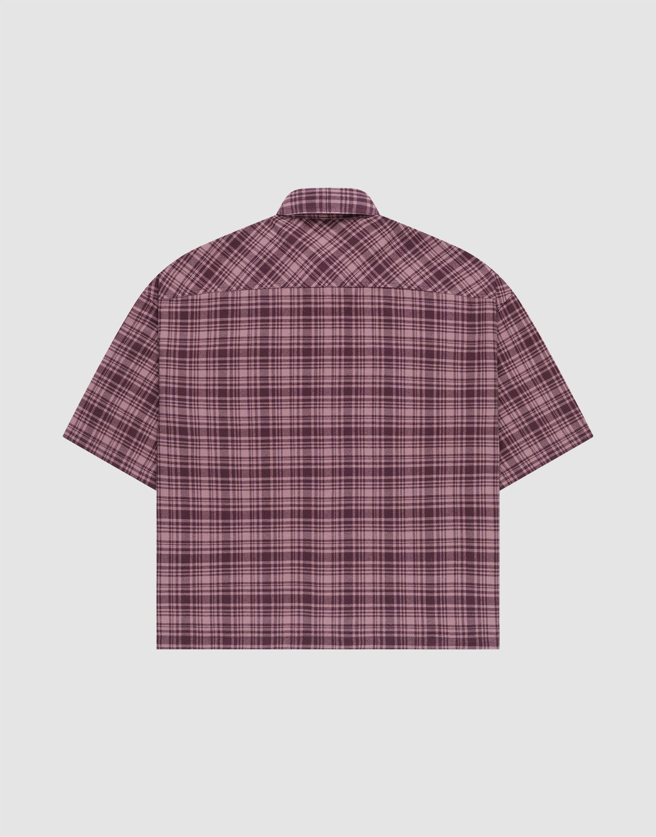 The LFDY Light Flannel by LIVE FAST DIE YOUNG is a short-sleeved, oversize fit shirt in maroon and pink plaid, crafted from 100% Baumwolle, shown from the back on a plain white background.