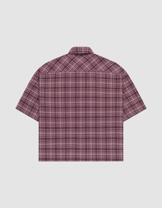 The LFDY Light Flannel by LIVE FAST DIE YOUNG is a short-sleeved, oversize fit shirt in maroon and pink plaid, crafted from 100% Baumwolle, shown from the back on a plain white background.