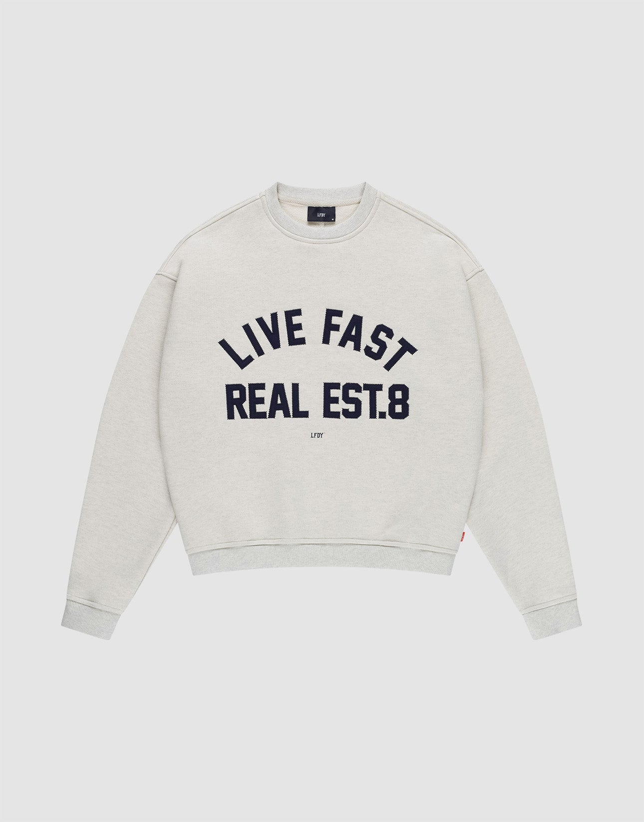 The LFDY Heavyweight Lounge Sweater by LIVE FAST DIE YOUNG is a light grey, oversized fit with "LIVE FAST REAL EST. 8" in bold black print. This 100% Baumwolle sweatshirt features a crew neck and long sleeves.