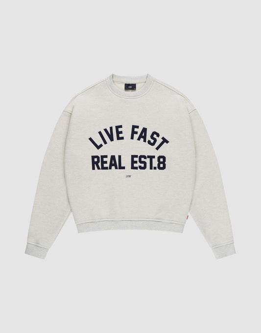 The LFDY Heavyweight Lounge Sweater by LIVE FAST DIE YOUNG is a light grey, oversized fit with "LIVE FAST REAL EST. 8" in bold black print. This 100% Baumwolle sweatshirt features a crew neck and long sleeves. | plain