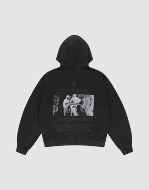 Die LFDY Grand Theft Hooded Zip von LIVE FAST DIE YOUNG ist ein Oversize-Hoodie aus Baumwolle mit Kapuze. Auf dem Rücken: Schwarz-Weiß-Foto mit zwei Personen, Graffiti und den Schriftzügen INTERNATIONAL BRAND, LIVE FAST und Ländernamen. | plain