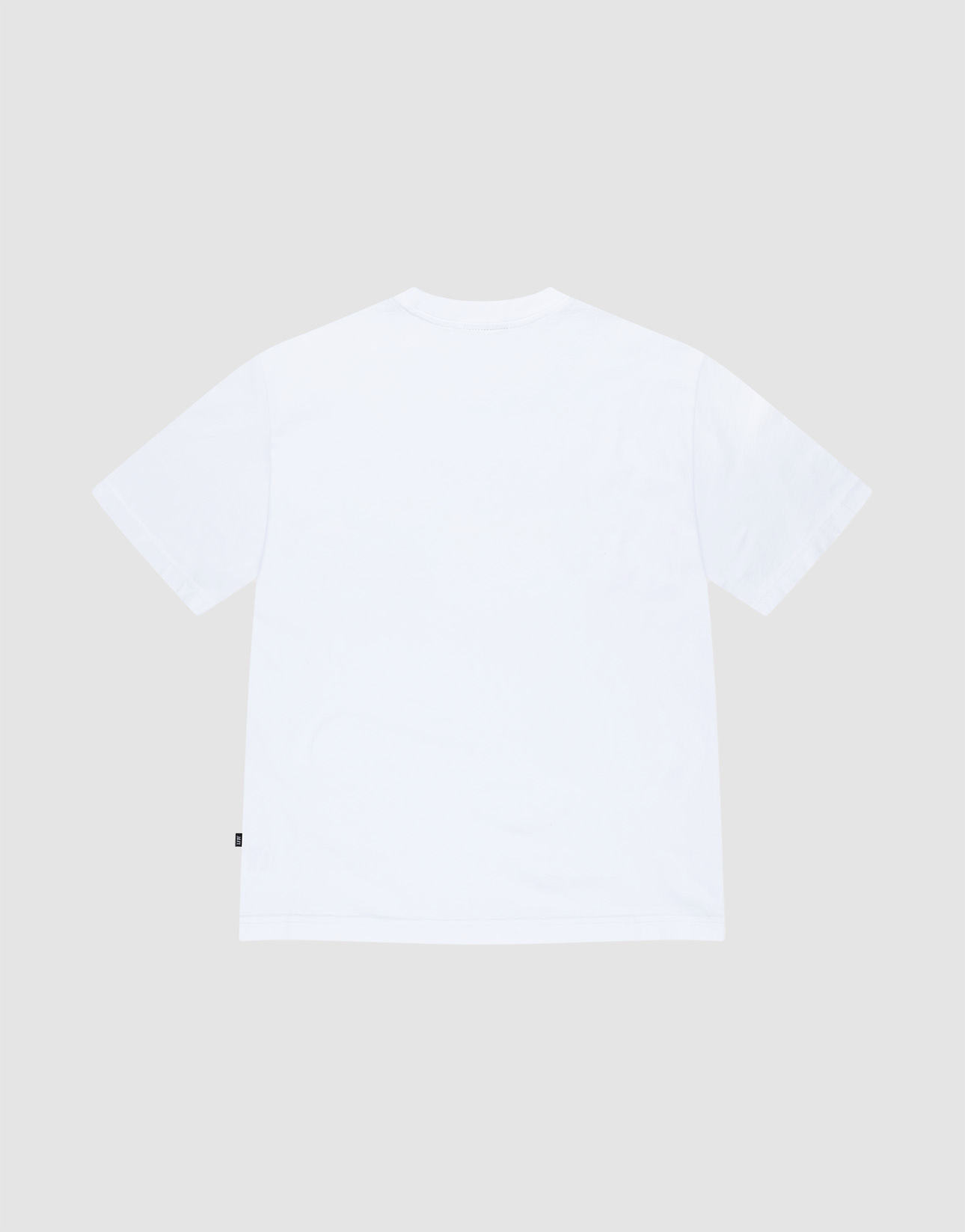 The Basic OS Livefast Tee by LIVE FAST DIE YOUNG is an oversized, plain white short-sleeve t-shirt shown flat on a light gray background, viewed from the back with no logos or designs. Made from 100% Baumwolle for comfort and quality.