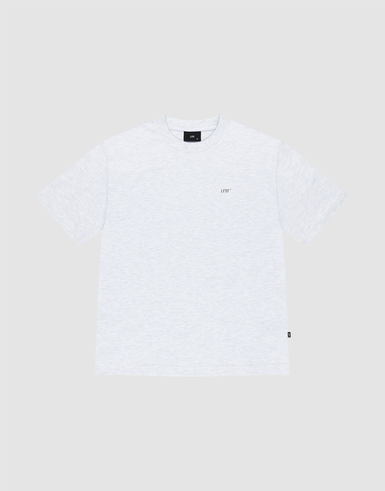 The LIVE FAST DIE YOUNG Basic Chest Tee is a plain light gray, regular-fit crew neck made from 100% Baumwolle, featuring a small black "LIFT" logo on the left chest. Displayed flat on a neutral gray background.