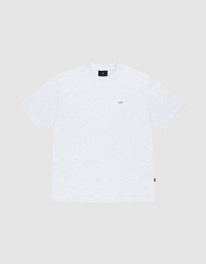 The LIVE FAST DIE YOUNG Basic Chest Tee is a plain light gray, regular-fit crew neck made from 100% Baumwolle, featuring a small black "LIFT" logo on the left chest. Displayed flat on a neutral gray background. | plain