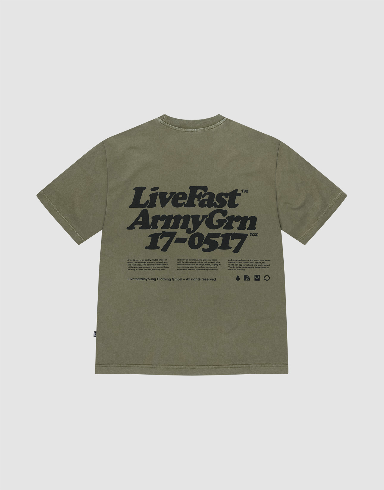 Das Basic 210 Tee von LIVE FAST DIE YOUNG ist ein olivegrünes Oversize-Shirt aus 100% Baumwolle mit Front- und Backprint, darunter groß “LiveFast ArmyGrn 17-0517” plus Text und Symbole auf der Rückseite.