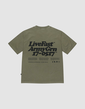 Das Basic 210 Tee von LIVE FAST DIE YOUNG ist ein olivegrünes Oversize-Shirt aus 100% Baumwolle mit Front- und Backprint, darunter groß “LiveFast ArmyGrn 17-0517” plus Text und Symbole auf der Rückseite. | plain